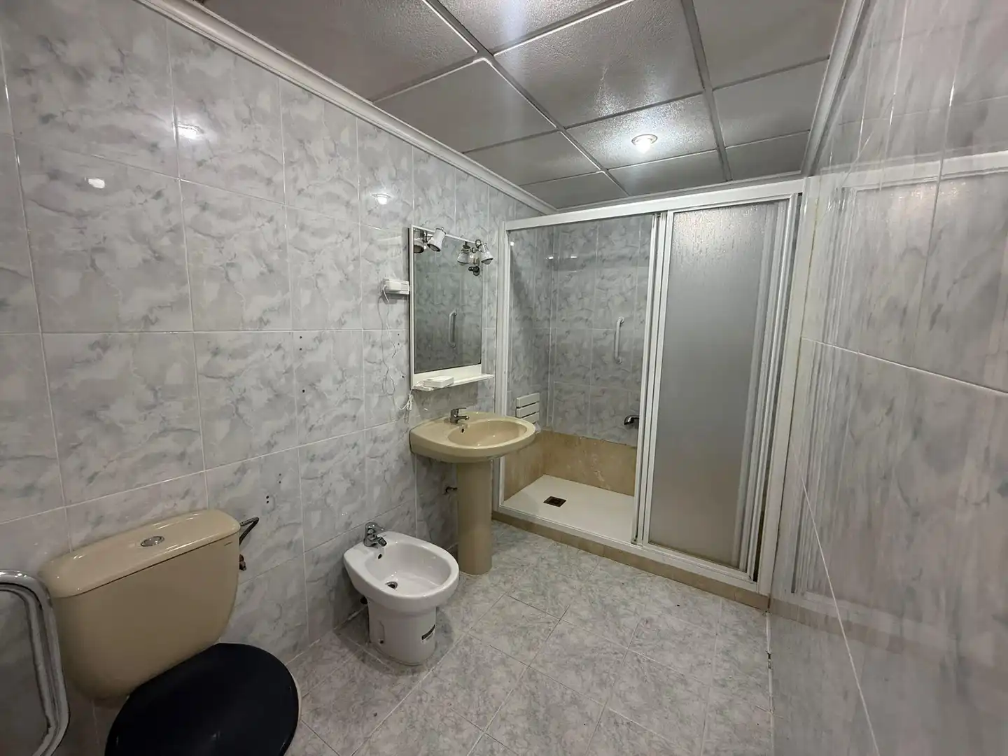 Baño de Piso de alquiler en Elda con Aire acondicionado y Balcón