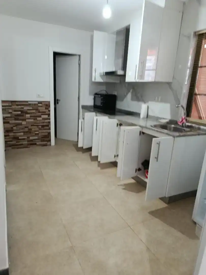 Cuina de Apartament de lloguer en Boqueixón amb Aire condicionat, Moblat i Forn
