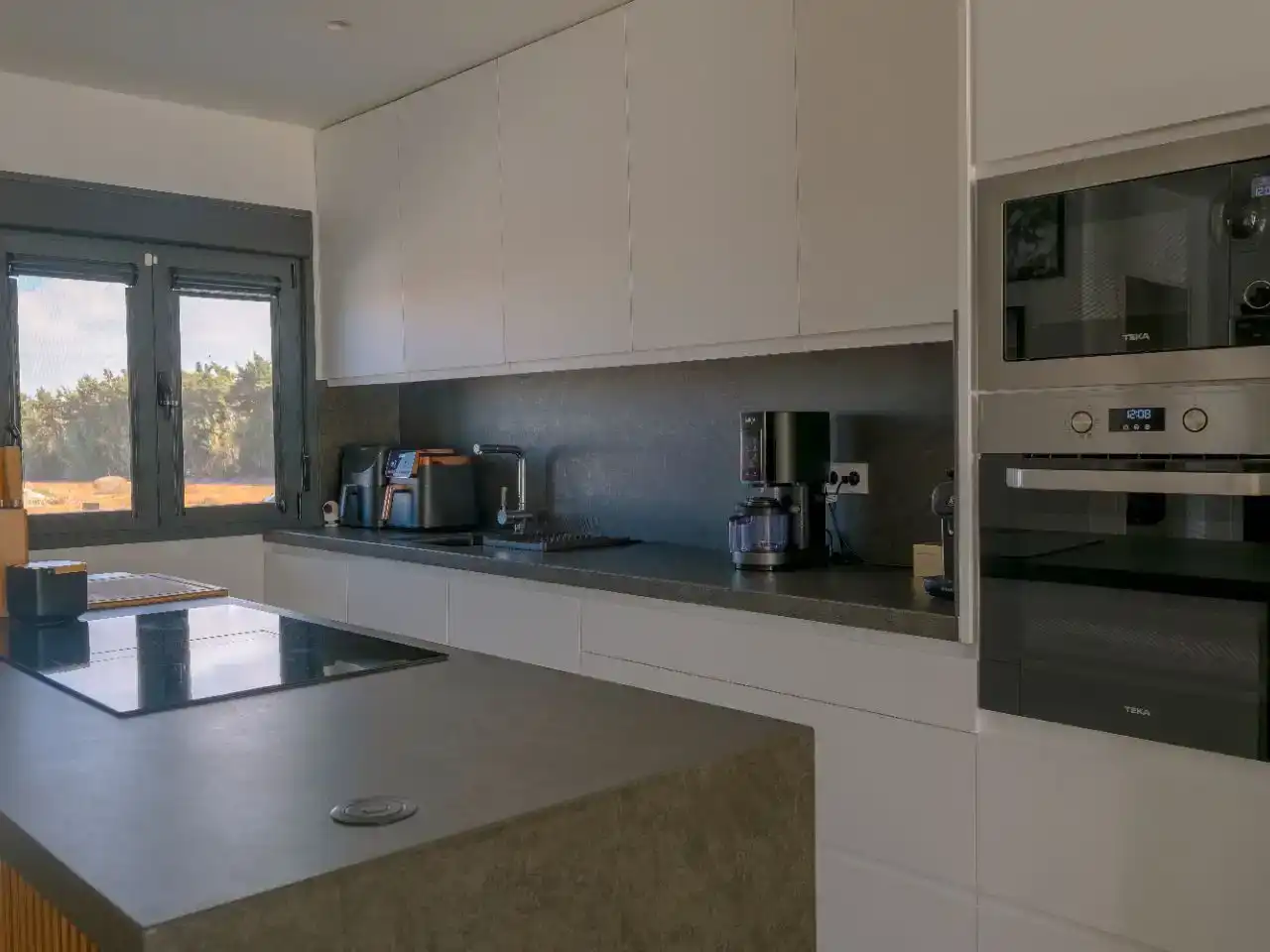 Cuina de Casa o xalet en venda en Conil de la Frontera amb Aire condicionat, Jardí privat i Terrassa