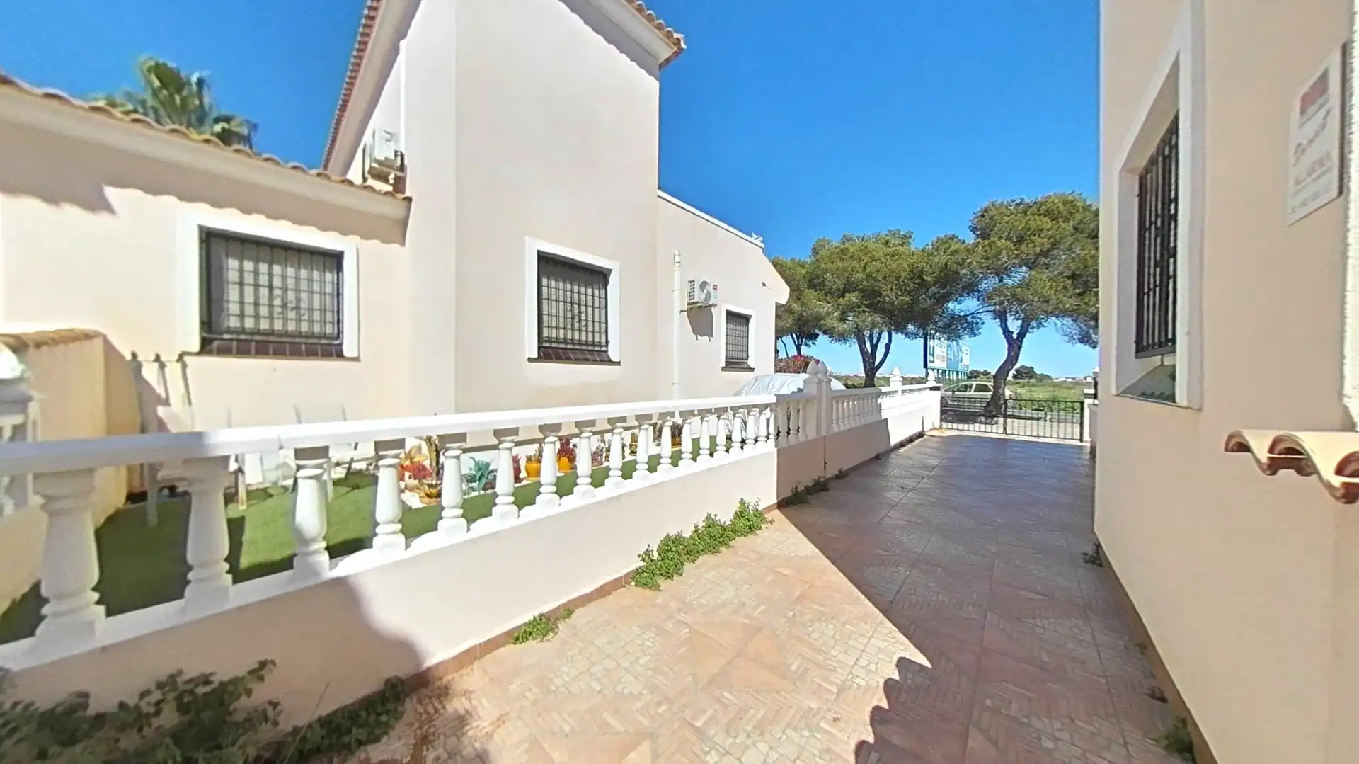 Vista exterior de Casa adosada en venda en Orihuela amb Jardí privat, Traster i Balcó