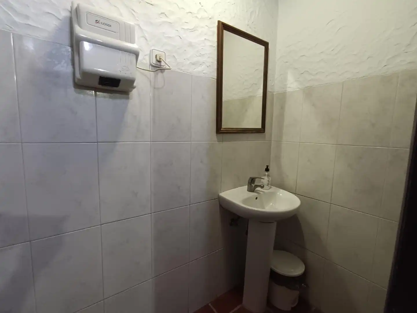 Baño de Local de alquiler en Canillas de Aceituno con Aire acondicionado y Amueblado