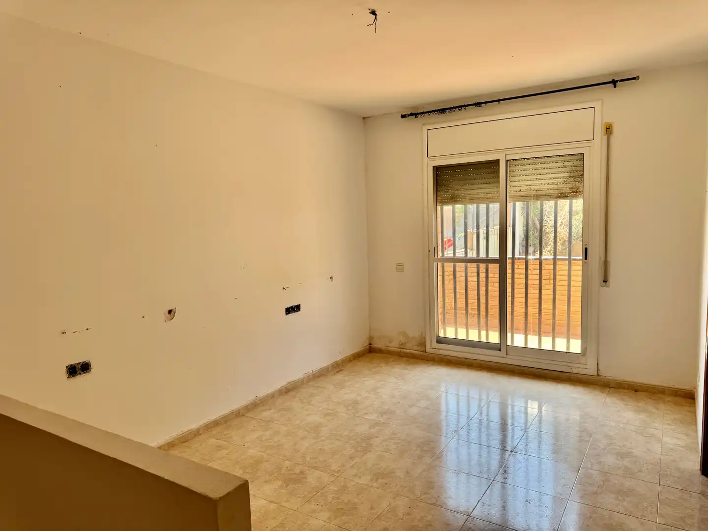Wohnzimmer von Einfamilien-Reihenhaus zum Verkauf in Calafell mit Heizung, Privatgarten und Terrasse