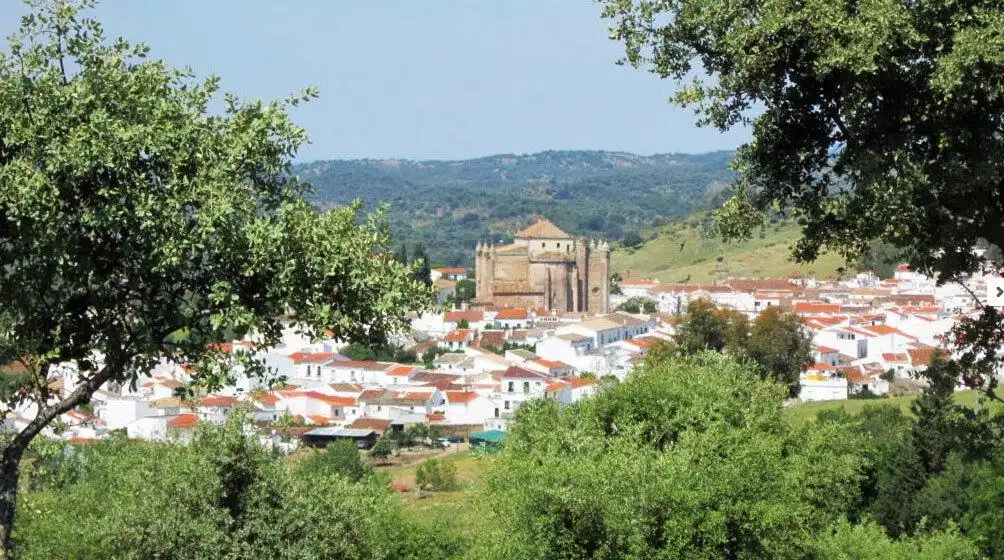 Vista exterior de Casa o xalet en venda en Cazalla de la Sierra amb Jardí privat, Traster i Piscina