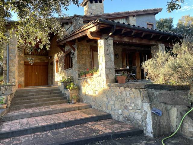 Casa-chalet en Venta en Montagut i Oix