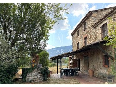 Casa rústica amb jardí en venda a Anglès