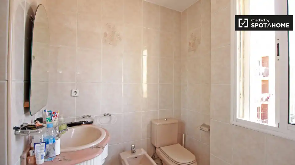 Bathroom of Flat for share in Barcelona  with Air Conditioner, Heating and Furnished