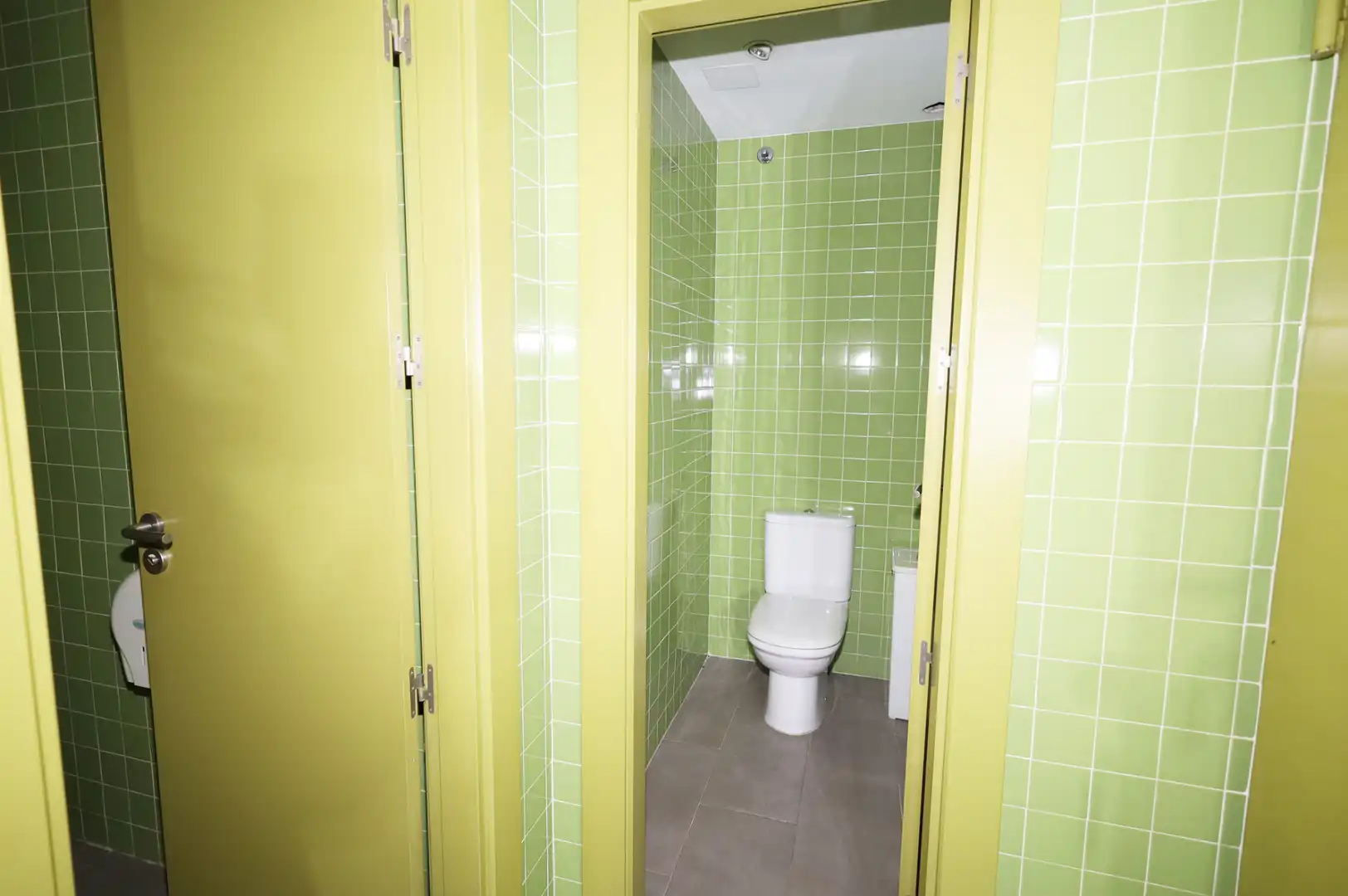 Badezimmer von Geschaftsraum zur Miete in Madrid mit Klimaanlage, Heizung und Möbliert