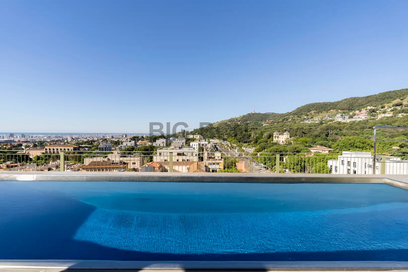 Piscina de Pis en venda en Barcelona amb Aire condicionat, Calefacció i Terrassa