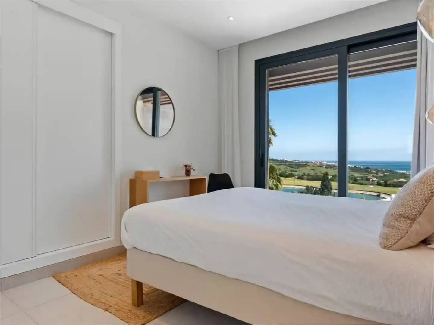 Dormitori de Casa adosada de lloguer en Estepona amb Aire condicionat, Jardí privat i Parquet