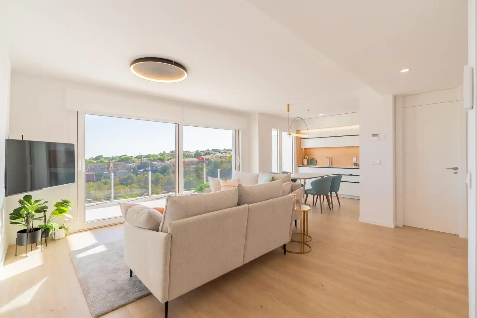 Sala d'estar de Casa adosada en venda en La Nucia amb Aire condicionat, Jardí privat i Terrassa