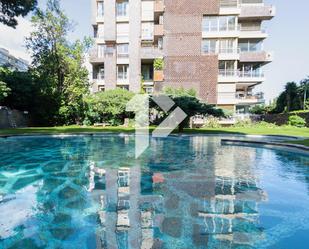 Swimming pool of Flat to rent in  Barcelona Capital  with Heating, Private garden and Parquet flooring