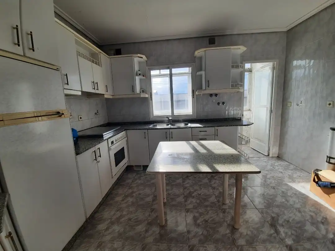 Cocina de Piso en venta en Ponferrada con Terraza, Trastero y Amueblado