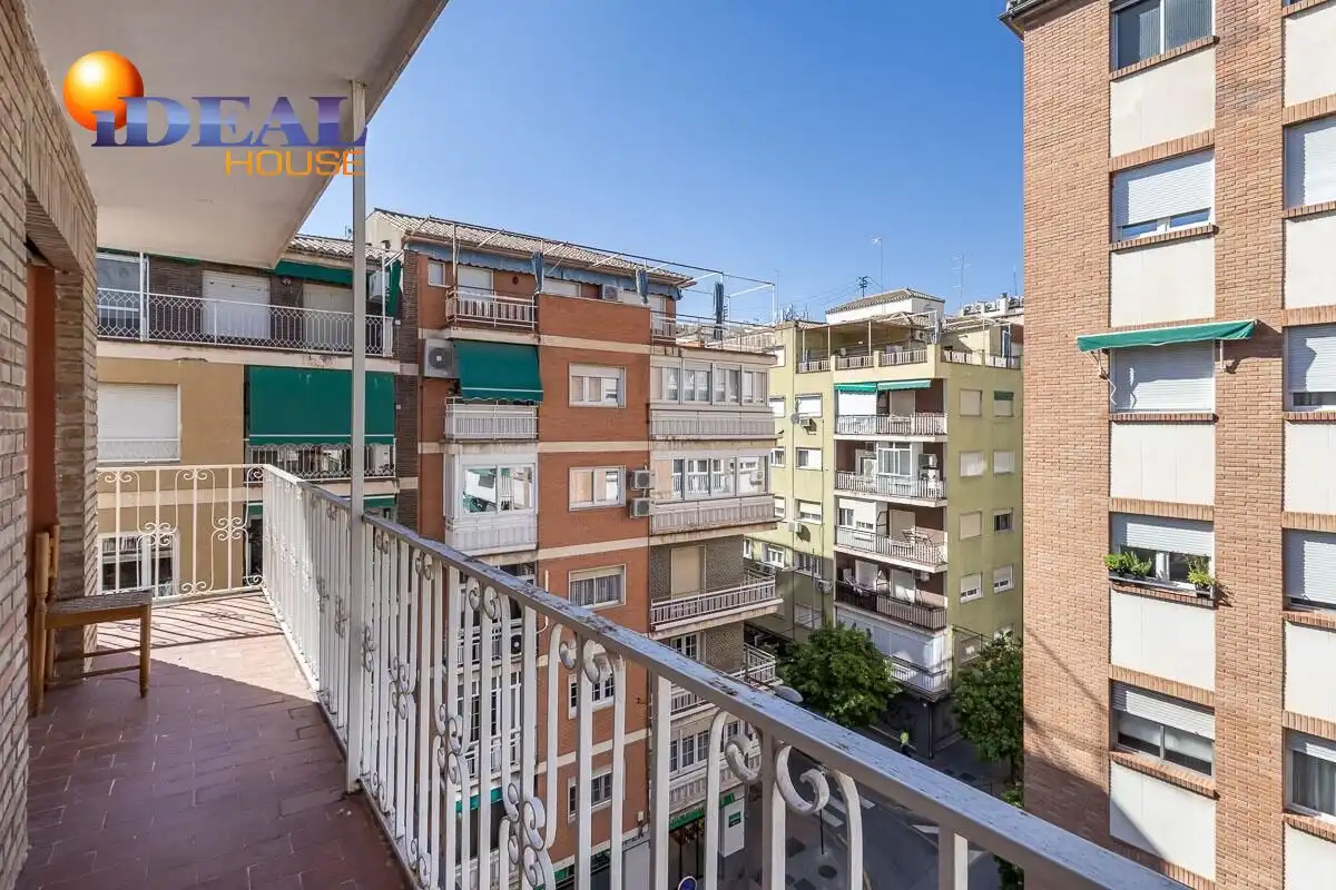 Flat with terrace for sale in Beiro