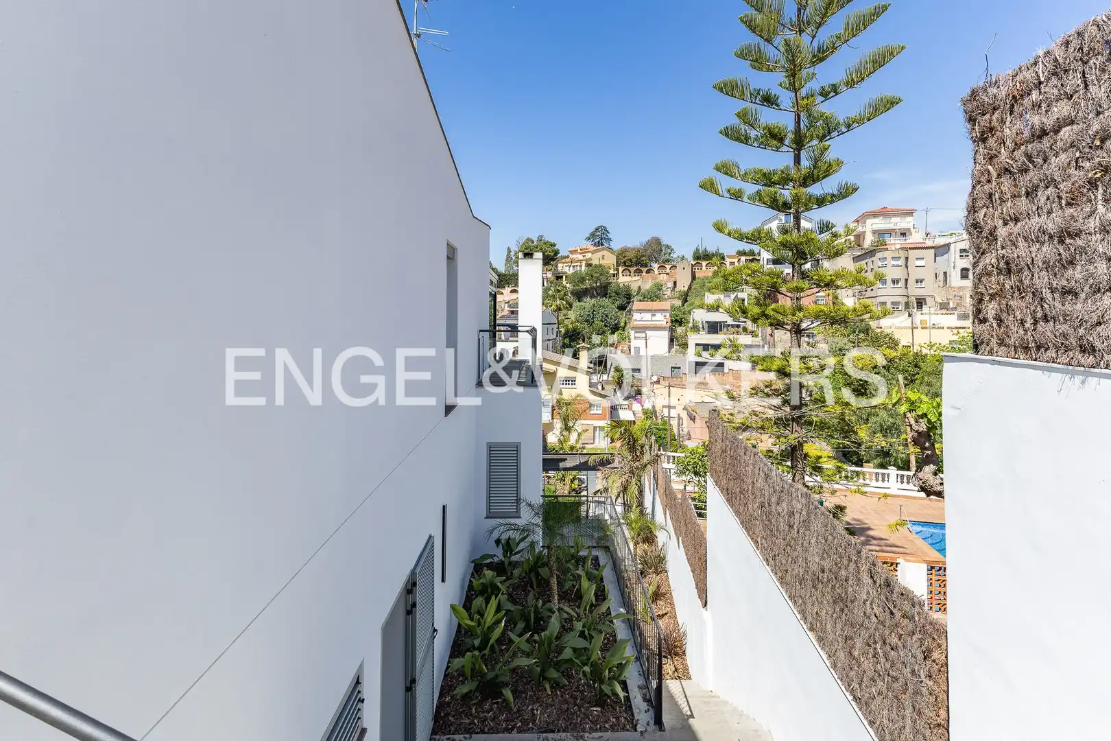 Vista exterior de Casa o xalet en venda en Esplugues de Llobregat amb Aire condicionat, Calefacció i Jardí privat