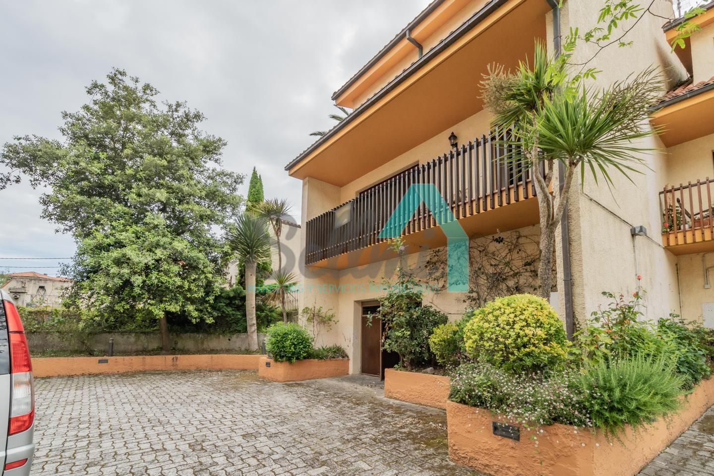 Vista exterior de Casa adosada en venda en Llanes amb Calefacció, Jardí privat i Parquet