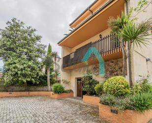 Vista exterior de Casa adosada en venda en Llanes amb Calefacció, Jardí privat i Parquet