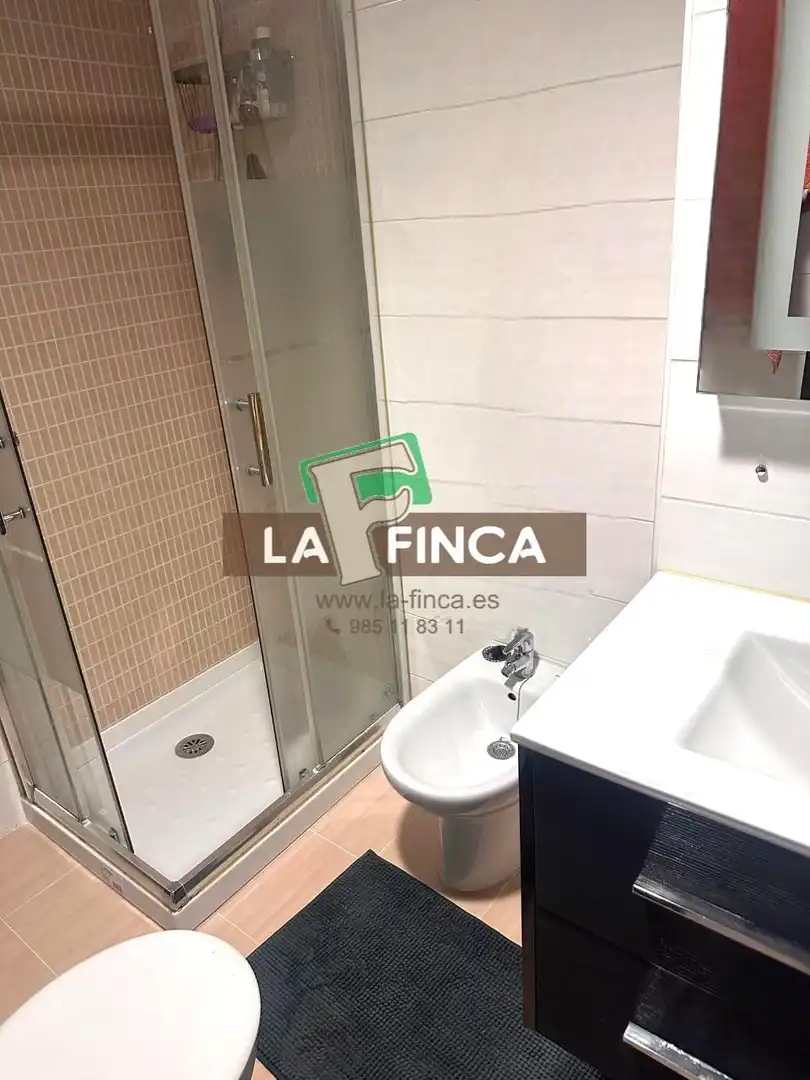 Bany de Pis en venda en Oviedo  amb Calefacció, Parquet i Traster