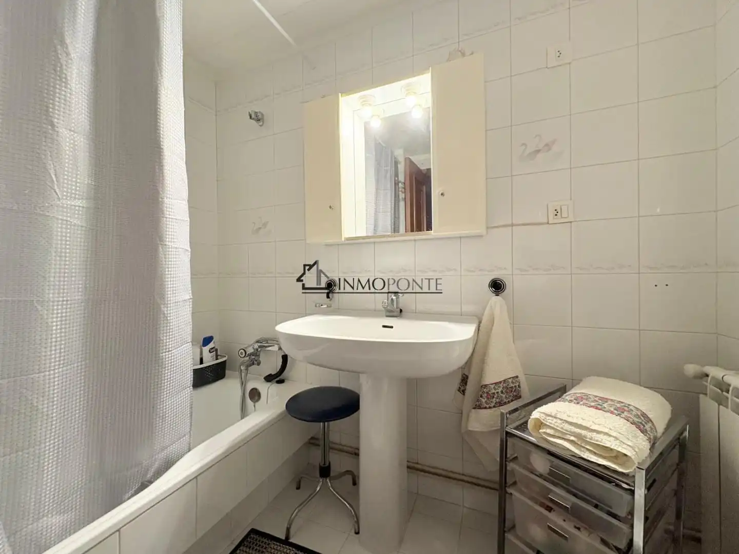 Bathroom of Flat for sale in Pontevedra Capital   with Heating and Storage room