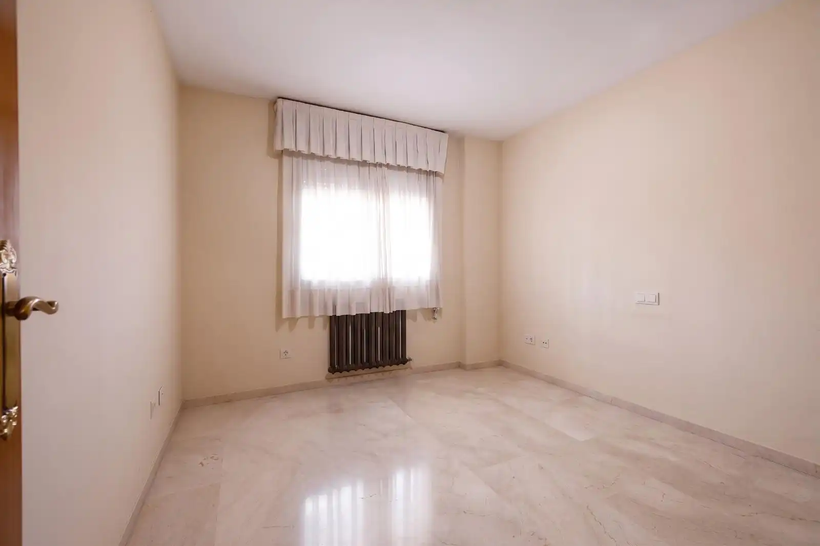 Bedroom of Flat for sale in Sevilla  with Air Conditioner, Heating and Terrace