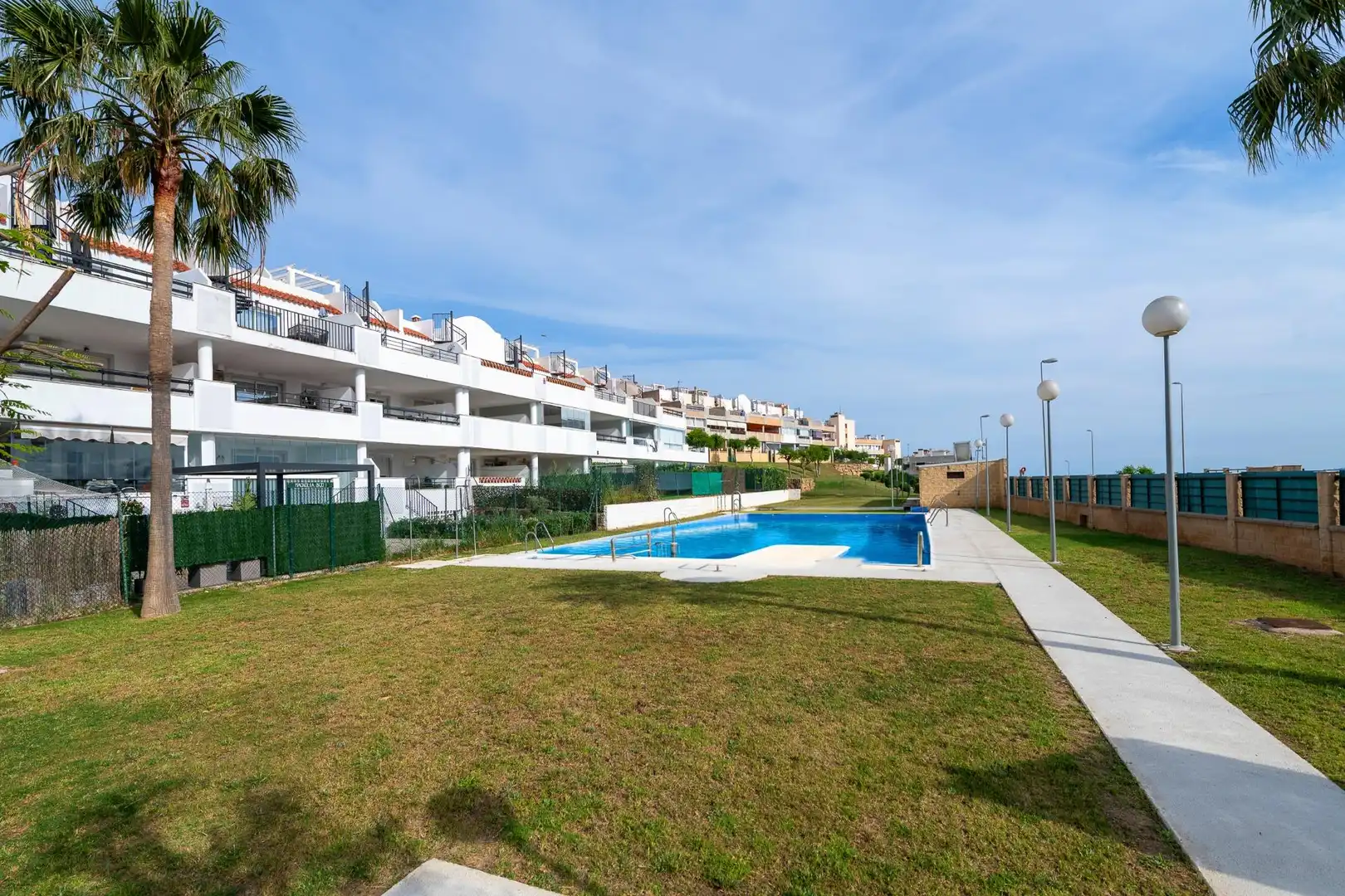 Piscina de Pis en venda en Casares amb Aire condicionat, Terrassa i Moblat