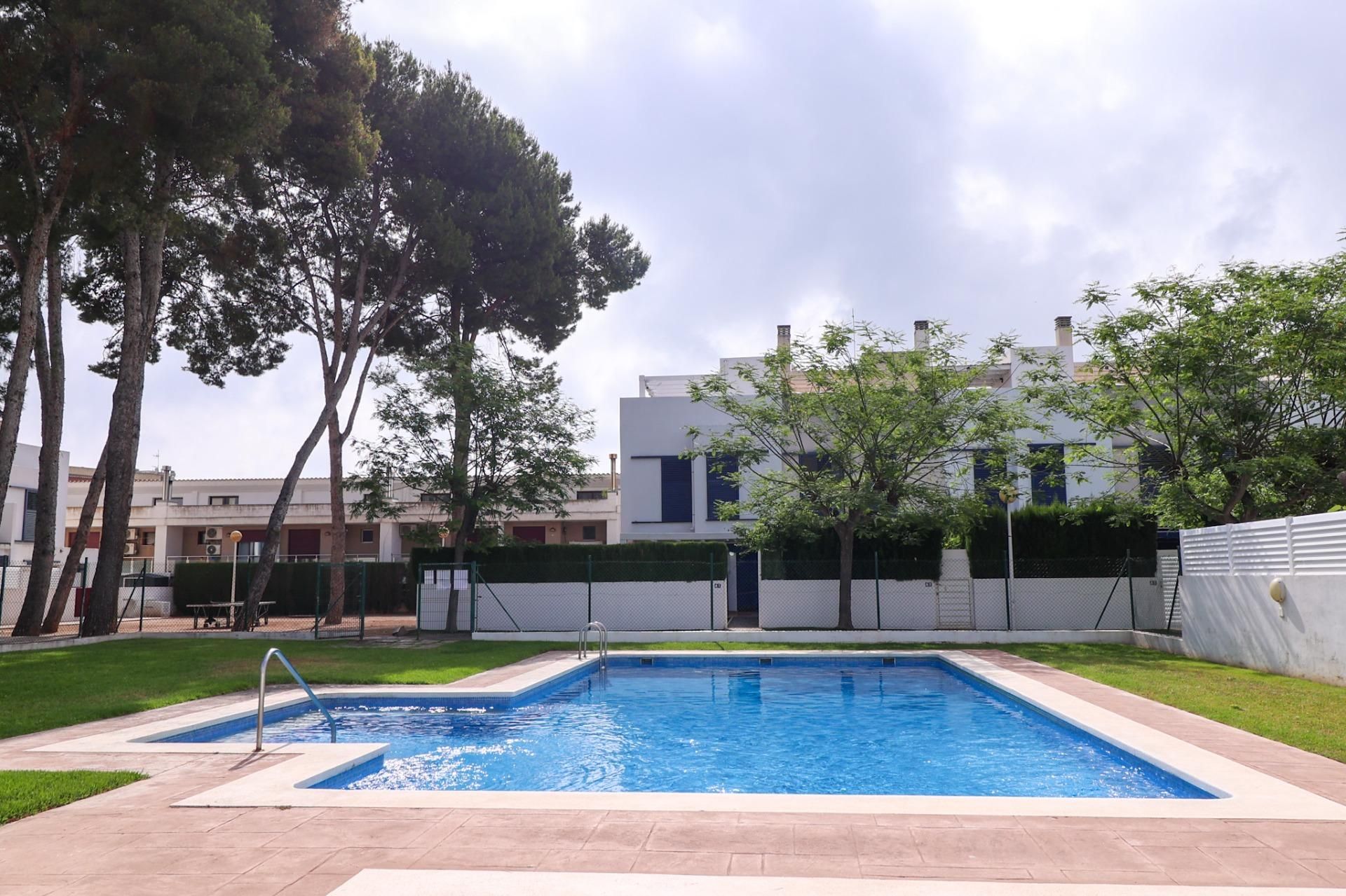 Piscina de Casa adosada en venda en Oropesa del Mar / Orpesa amb Aire condicionat, Jardí privat i Terrassa
