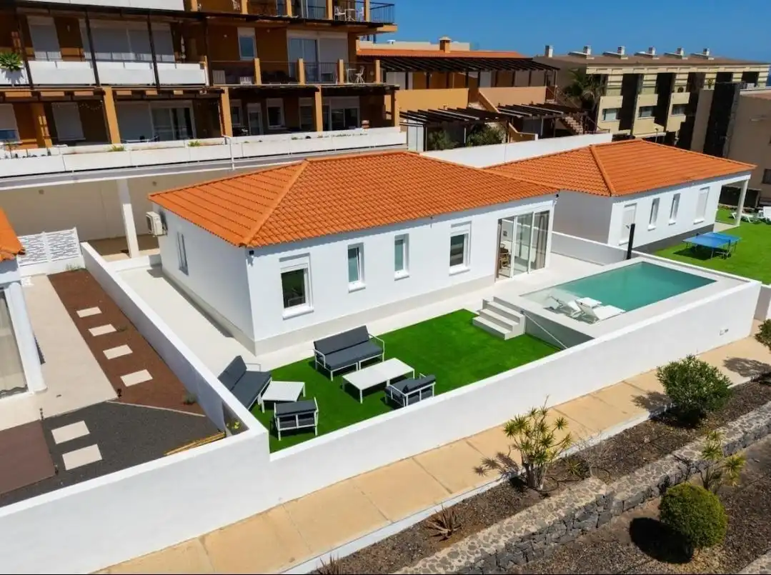 Vista exterior de Casa o xalet en venda en San Miguel de Abona amb Jardí privat, Traster i Piscina