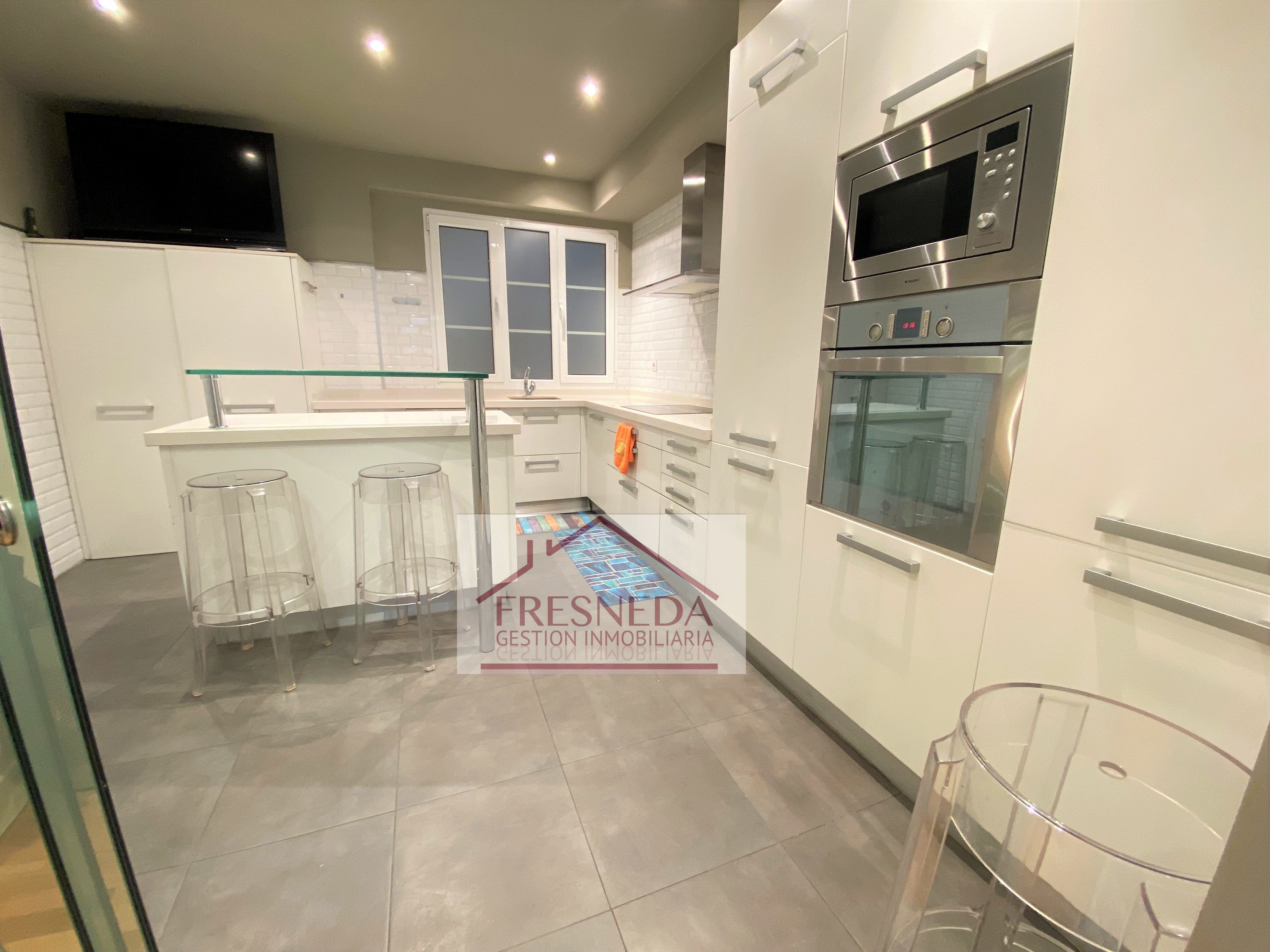 Kitchen of Flat for sale in Oviedo   with Parquet flooring, Oven and Washing machine