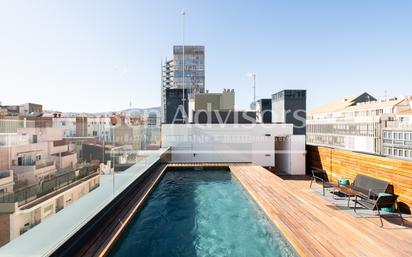 Swimming pool of Attic for sale in  Barcelona Capital  with Air Conditioner, Terrace and Swimming Pool