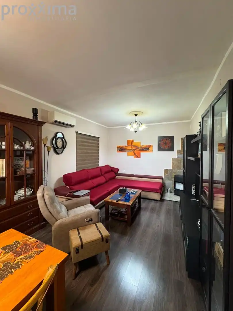 Sala d'estar de Casa adosada en venda en Alcalá de Guadaira amb Aire condicionat, Terrassa i Traster