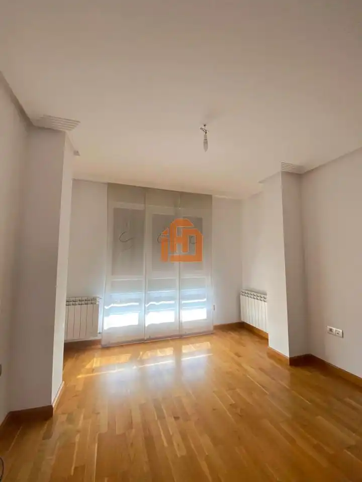 Schlafzimmer von Wohnungen zur Miete in León Capital  mit Heizung, Parkett und Terrasse