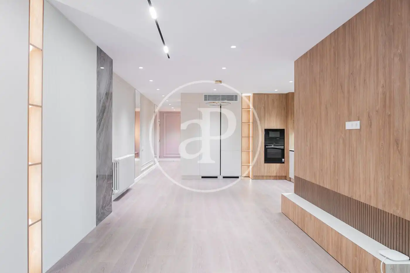 Wohnung zum Verkauf in Barcelona mit Klimaanlage, Heizung und Balkon