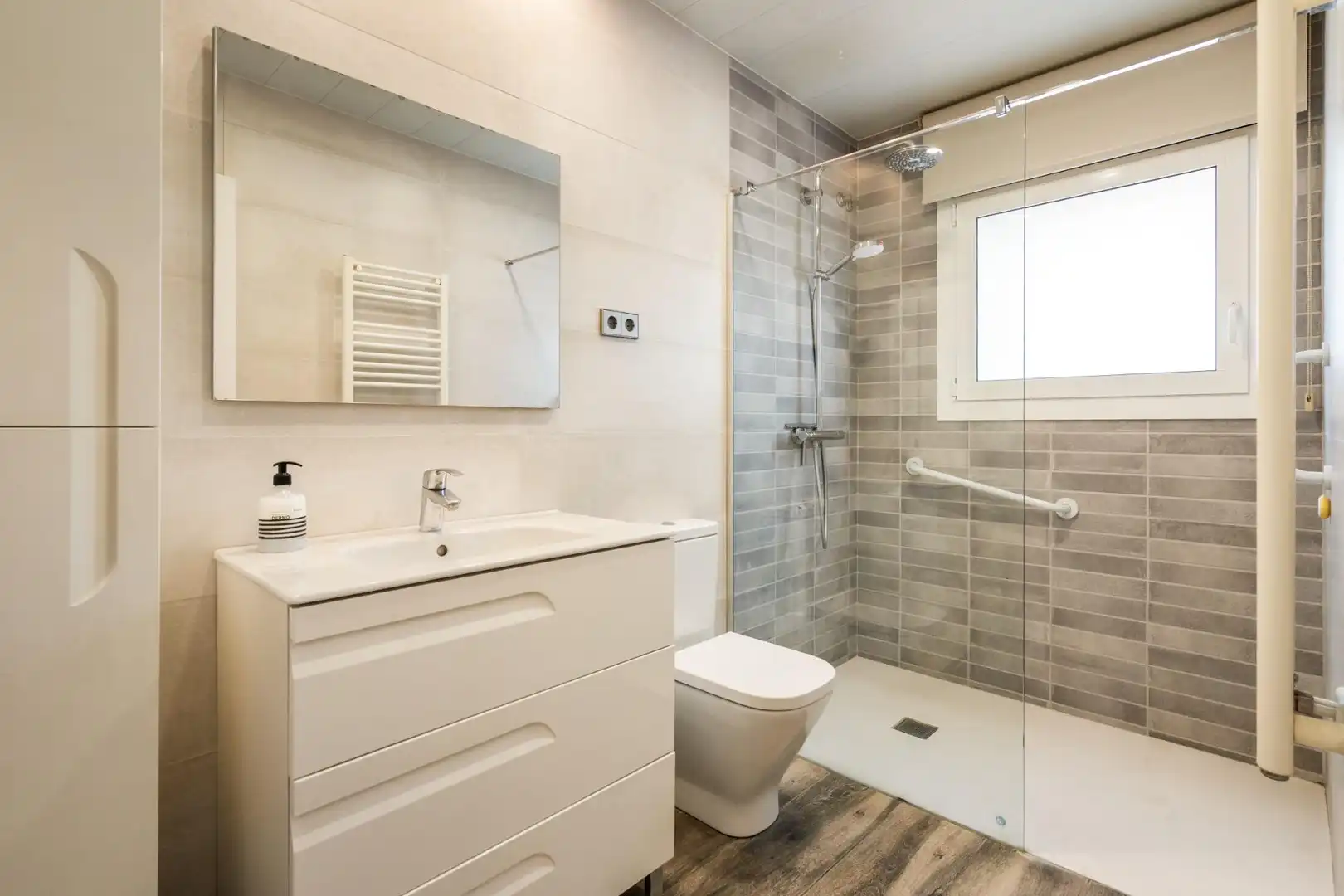 Baño de Casa adosada en venta en Parets del Vallès con Aire acondicionado, Calefacción y Jardín privado