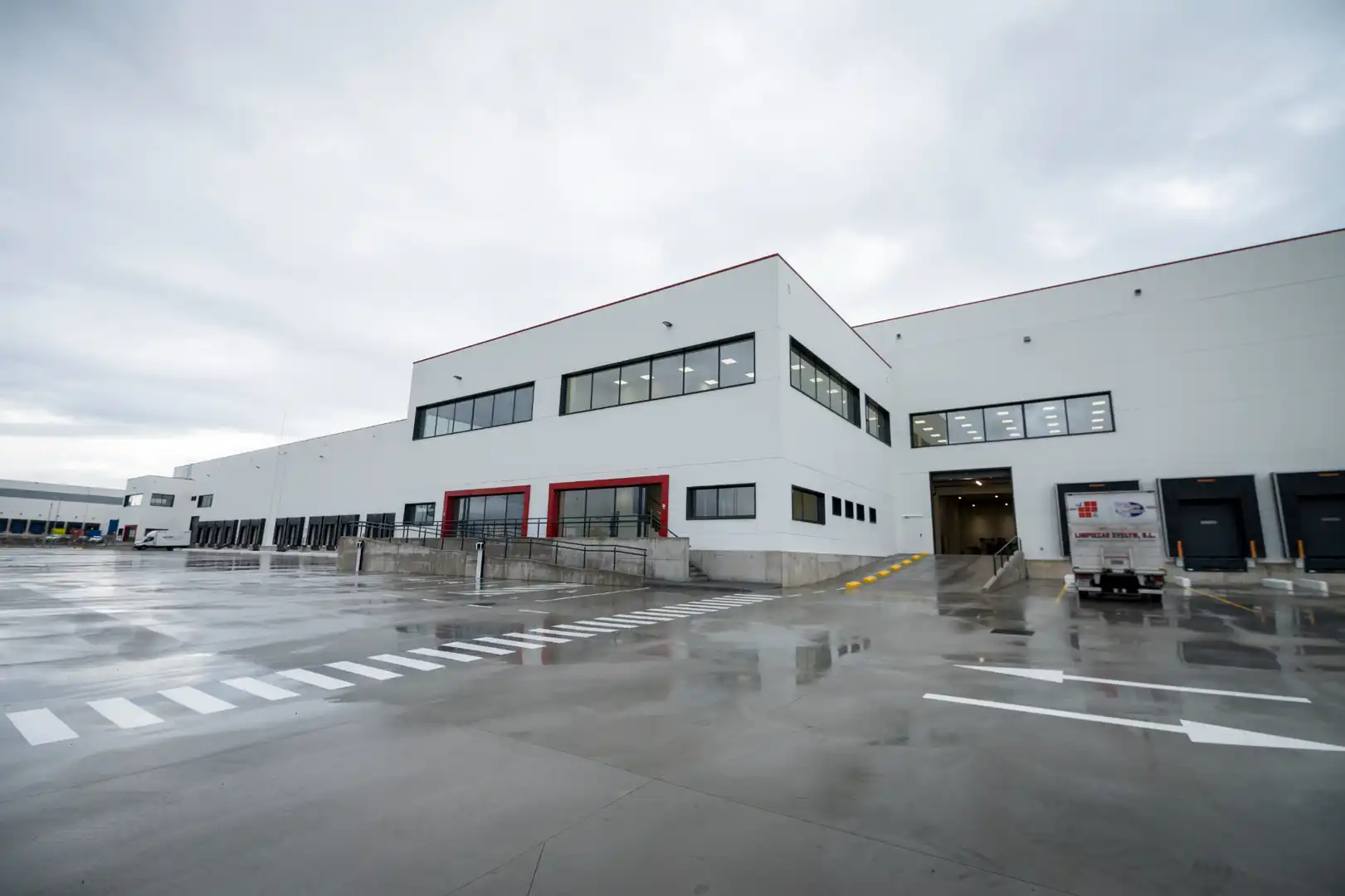 Vista exterior de Nave industrial de alquiler en San Fernando de Henares