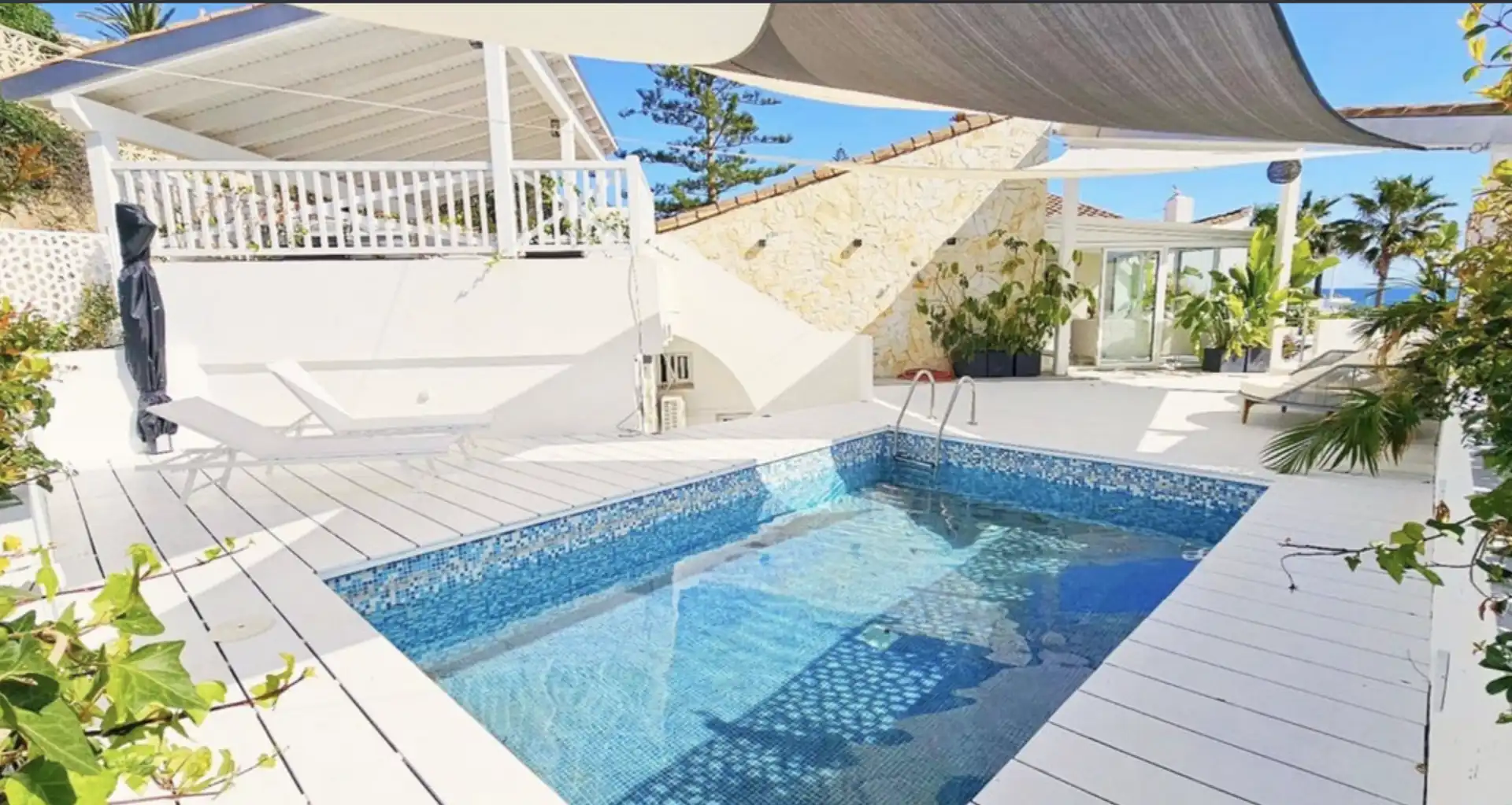 Piscina de Casa adosada en venda en Estepona amb Aire condicionat, Calefacció i Jardí privat