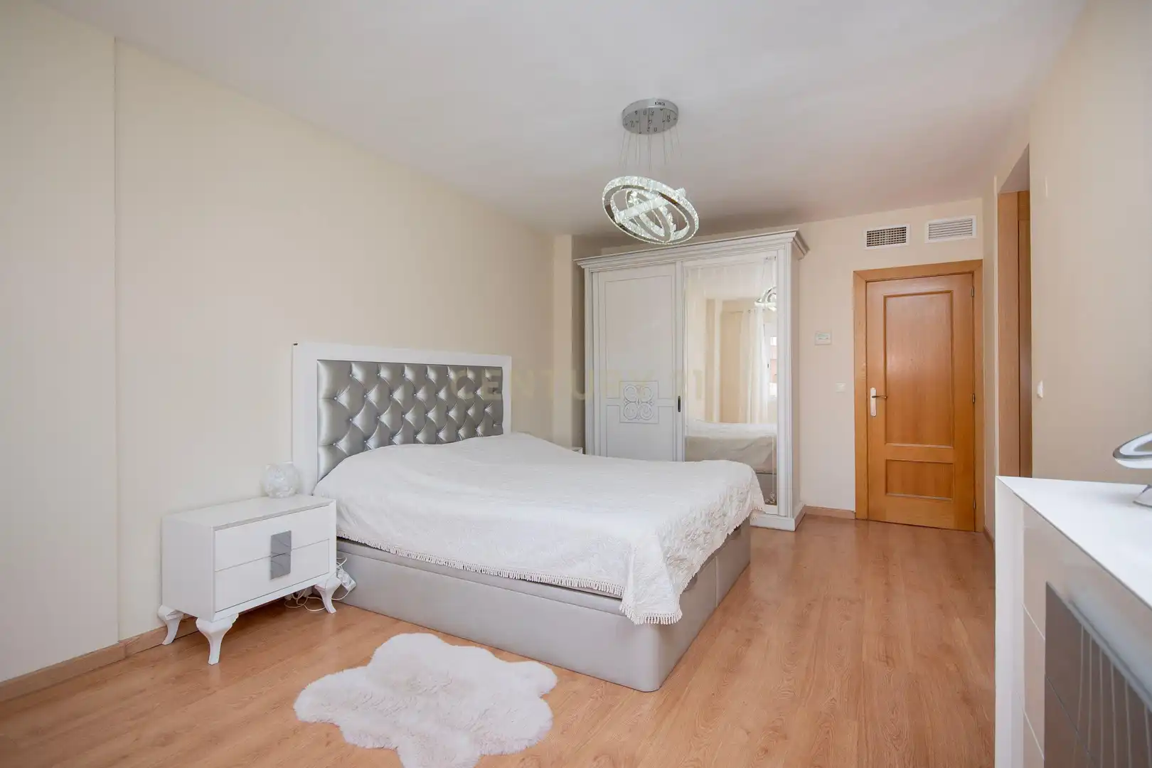 Habitación de Casa adosada en venta en Alicante / Alacant con Aire acondicionado, Balcón y Piscina comunitaria