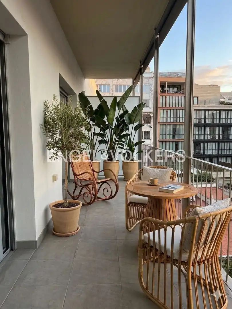 Flat with terrace to rent in Eixample