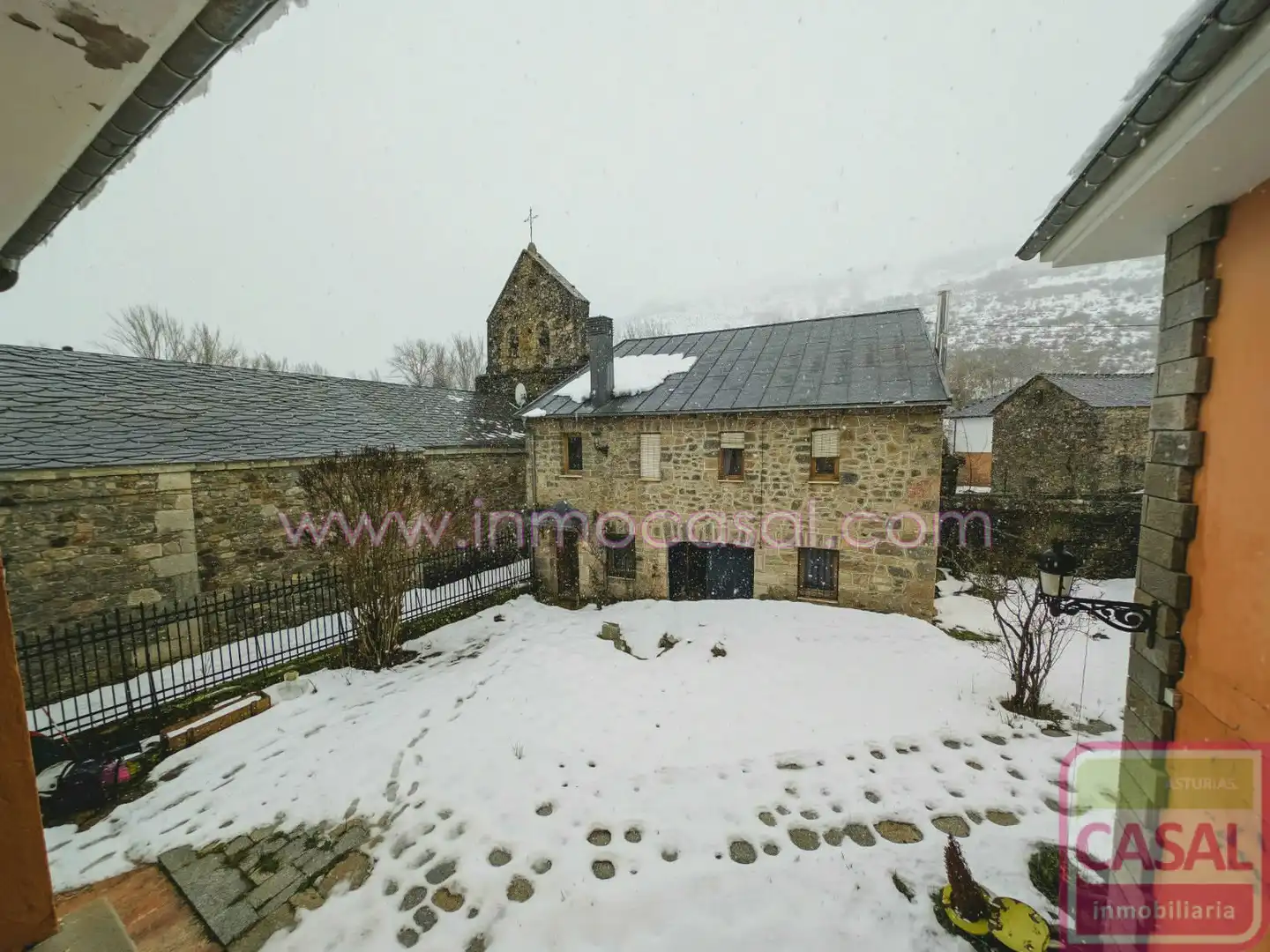 Vista exterior de Casa o chalet en venta en León Capital  con Calefacción, Trastero y Amueblado
