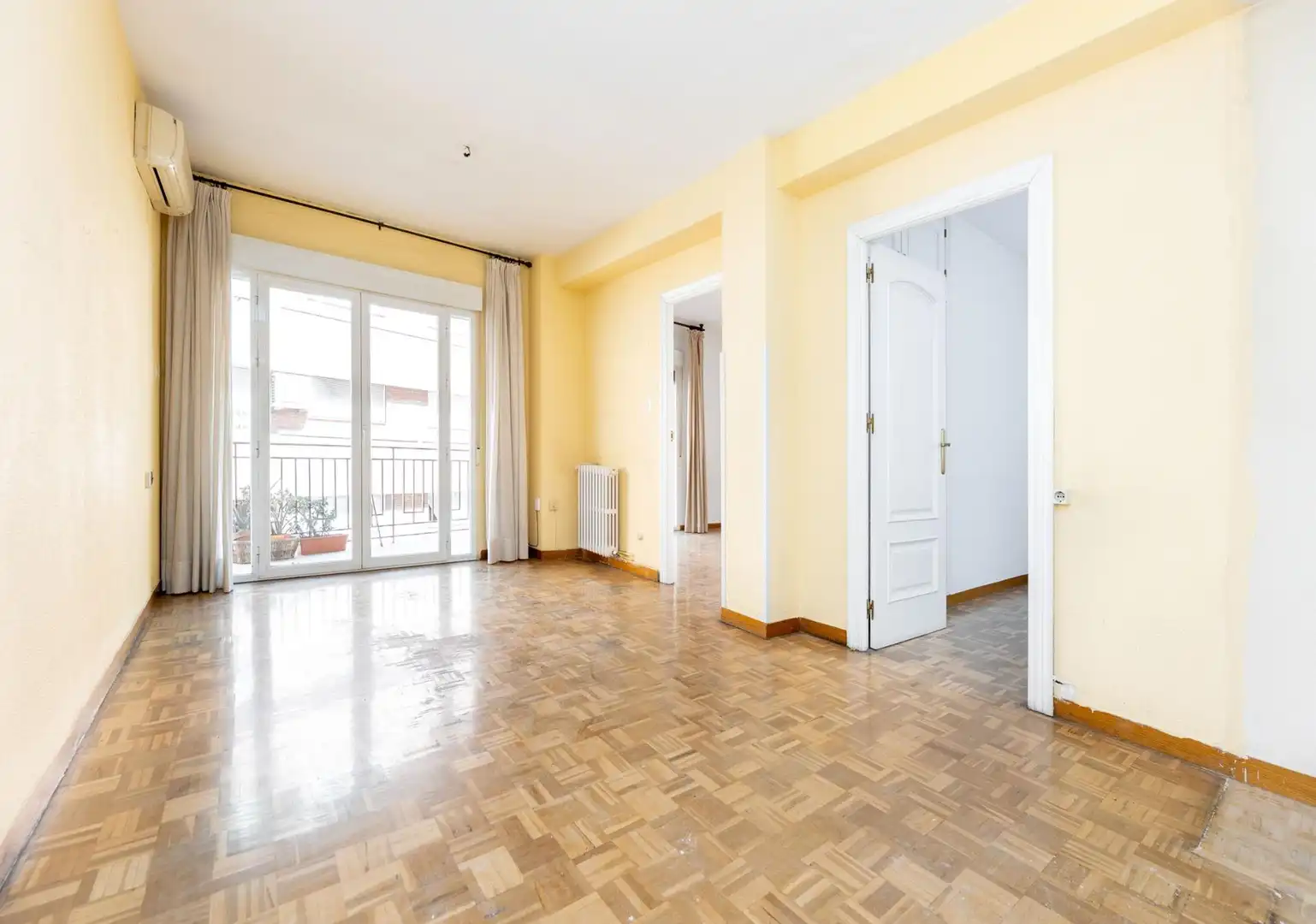 Sala d'estar de Pis en venda en Granada amb Calefacció, Parquet i Terrassa