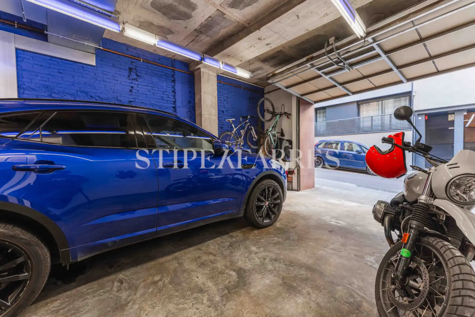Parking de Casa adosada en venta en Barcelona con Aire acondicionado, Calefacción y Jardín privado