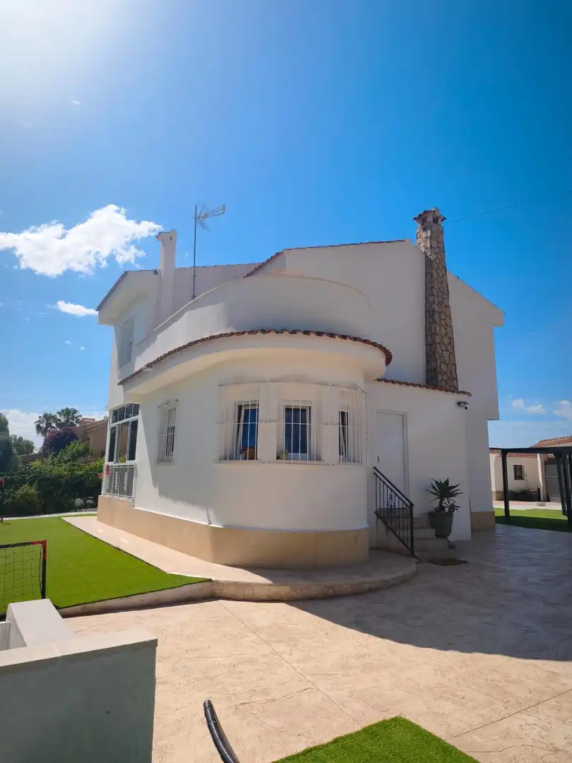 Vista exterior de Casa o chalet en venta en San Vicente del Raspeig / Sant Vicent del Raspeig con Piscina comunitaria