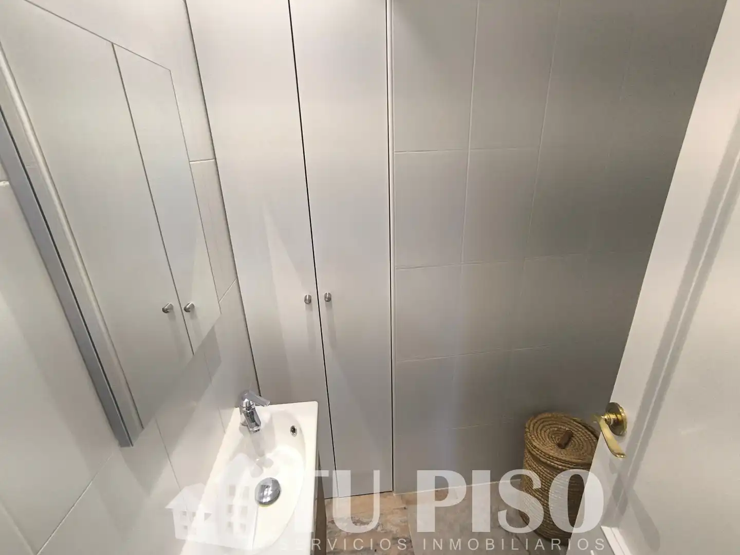 Baño de Piso en venta en Madrid con Calefacción, Trastero y Amueblado