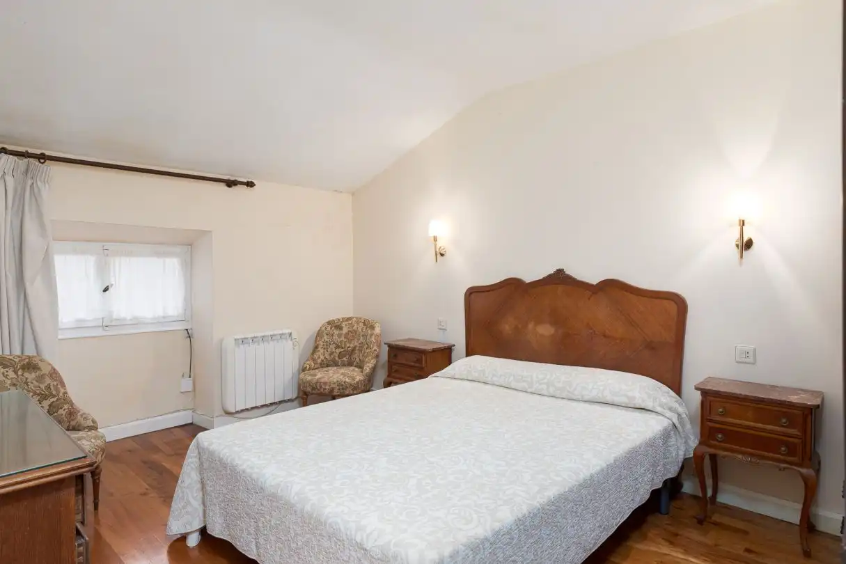 Dormitori de Casa o xalet en venda en Donostia - San Sebastián  amb Calefacció i Balcó
