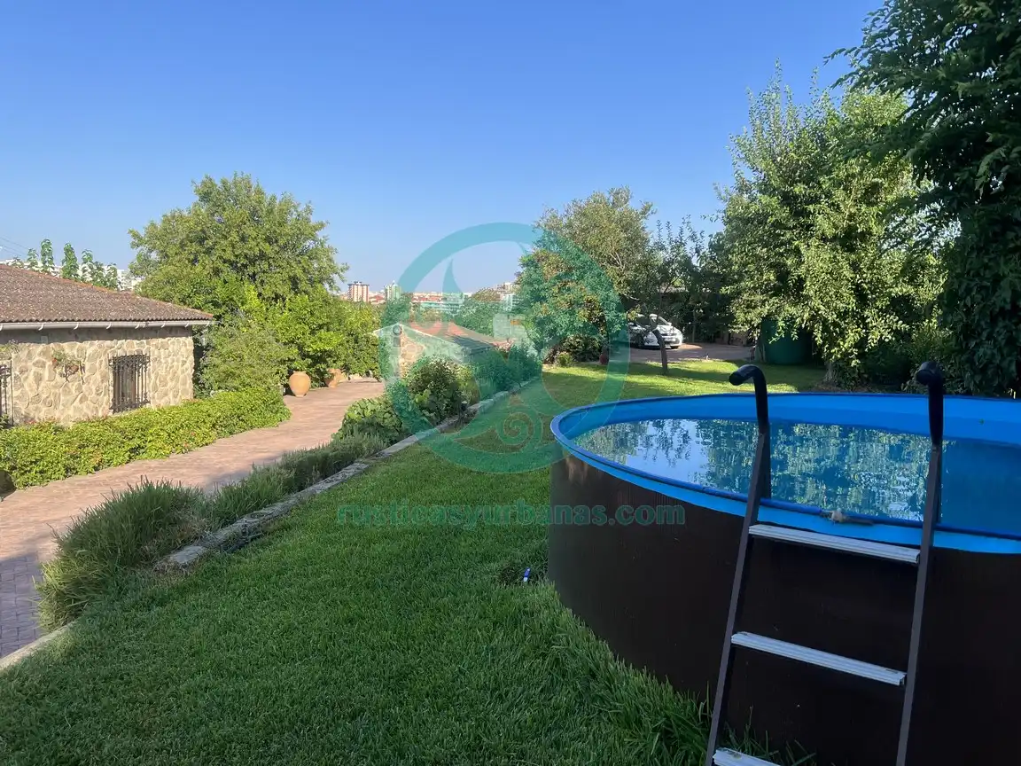 Piscina de Casa o xalet en venda en Cáceres amb Aire condicionat, Jardí privat i Terrassa