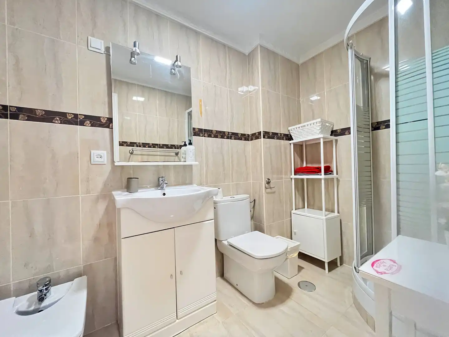 Baño de Piso de alquiler en Madrid con Aire acondicionado, Terraza y Amueblado
