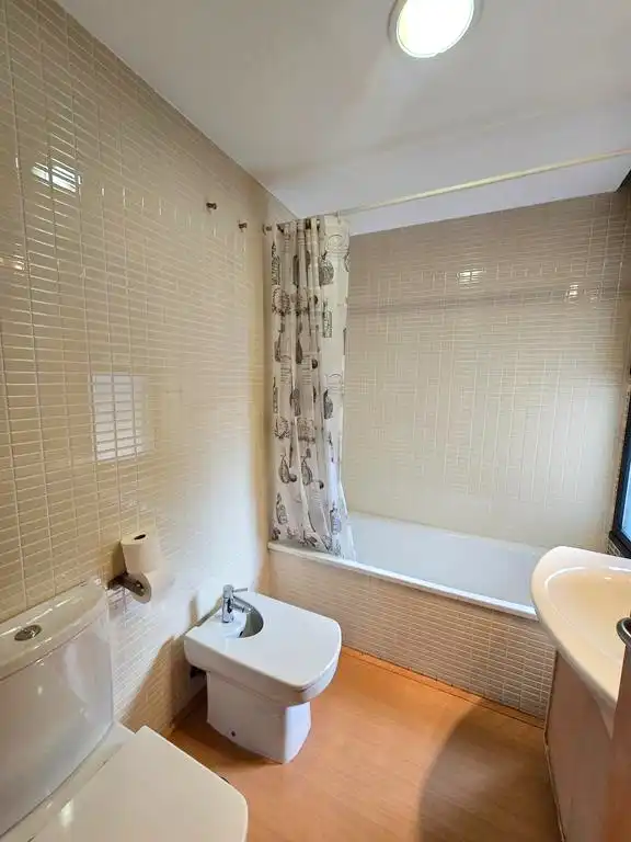 Badezimmer von Wohnung zur Miete in Valdemoro mit Heizung, Parkett und Ofen