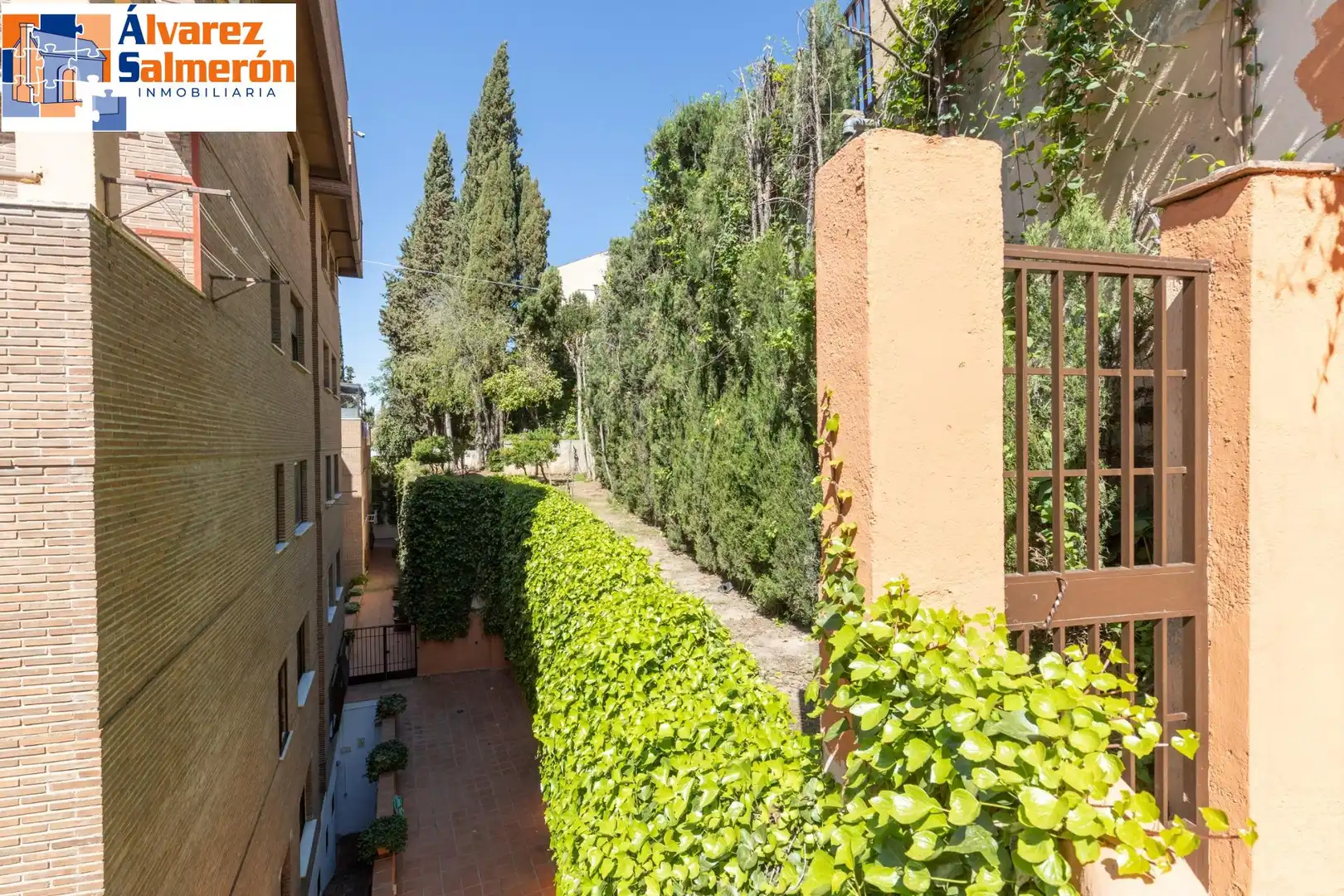 Vista exterior de Pis en venda en Granada amb Terrassa, Traster i Piscina comunitària