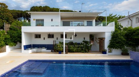 Casa independiente y reformada con jardín, piscina y vistas abiertas en venta en Vallromanes