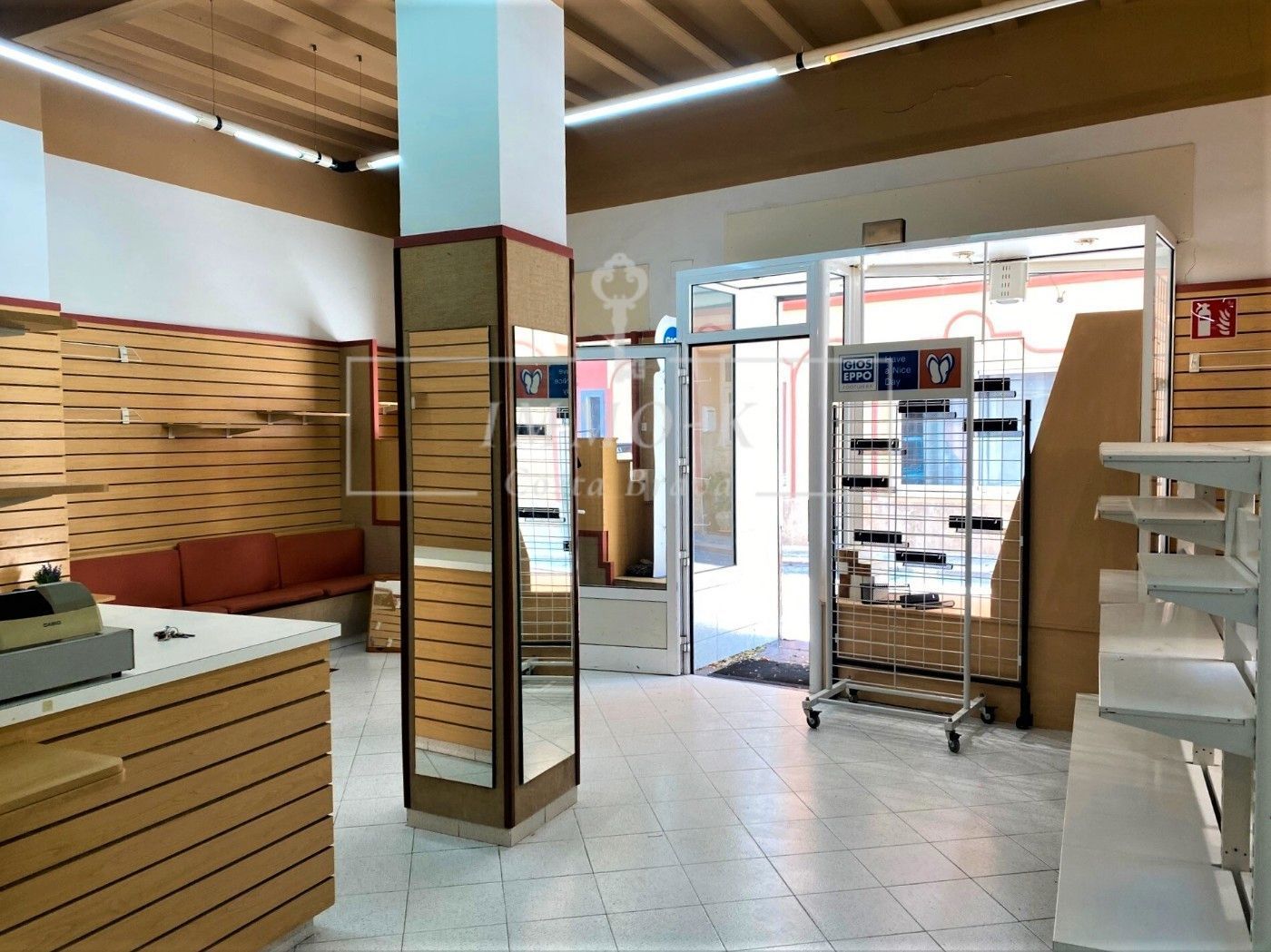 Local en venda en Portbou amb Calefacció i Moblat