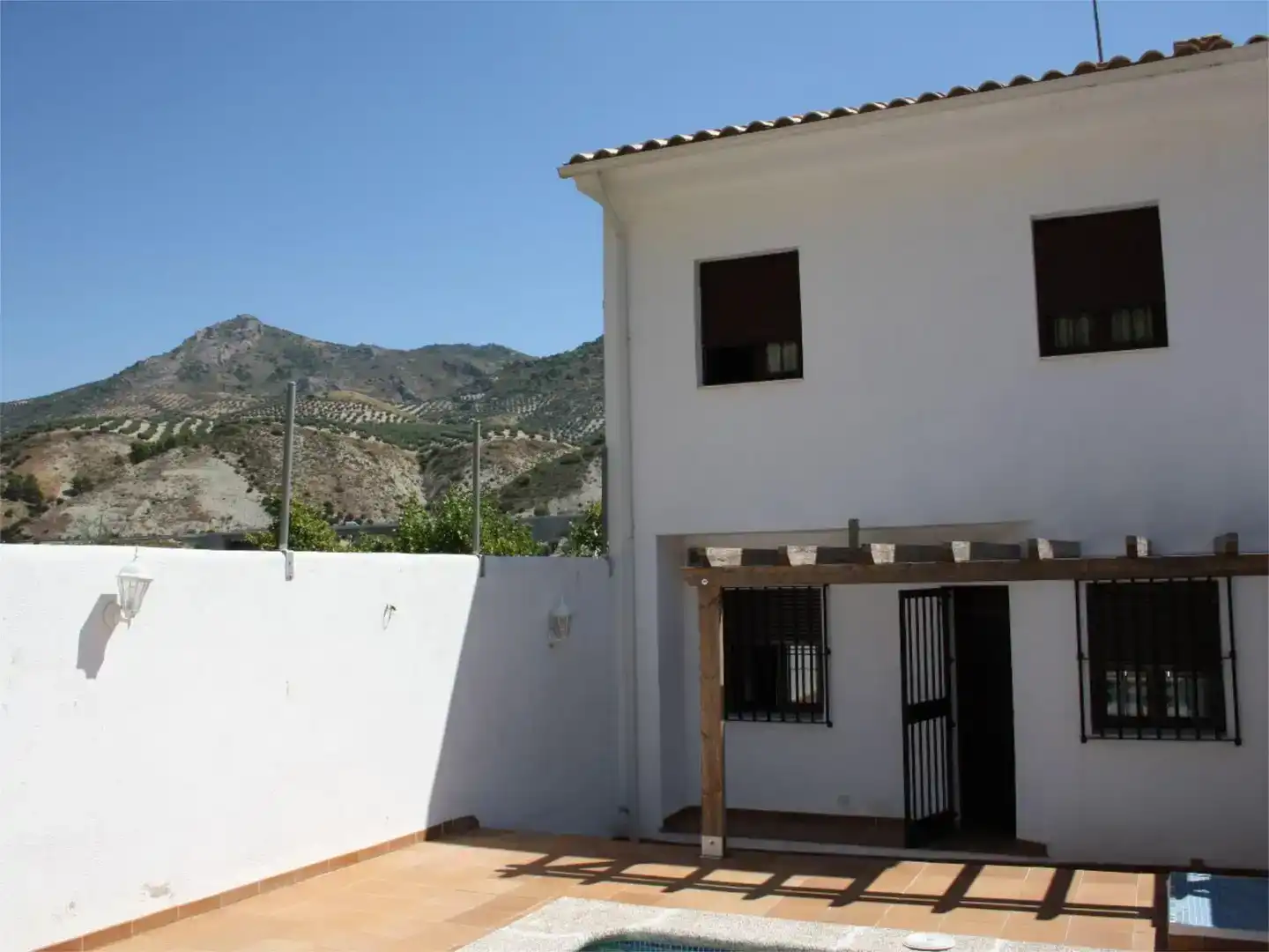 Vista exterior de Casa adosada en venda en Pegalajar amb Aire condicionat, Traster i Piscina
