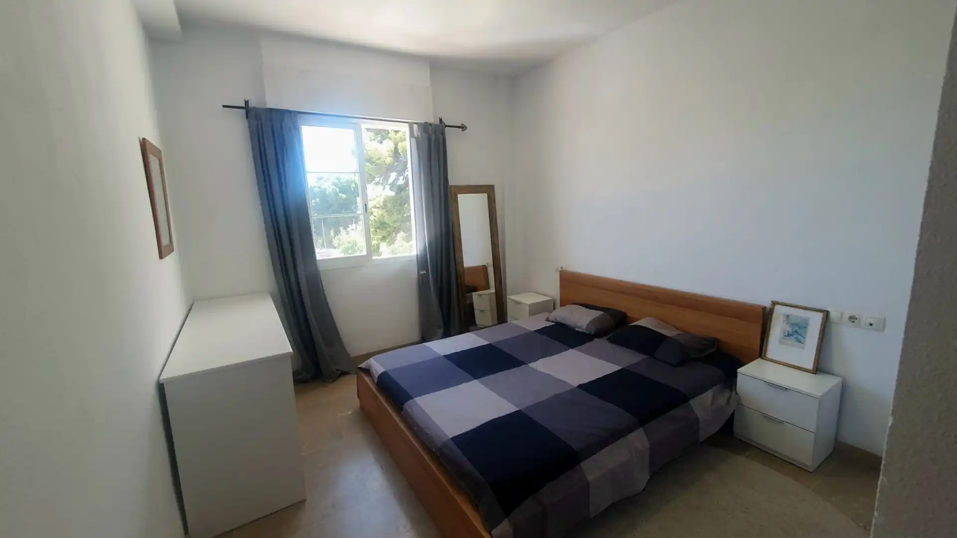 Dormitori de Apartament de lloguer en Benalmádena amb Terrassa, Moblat i Piscina comunitària